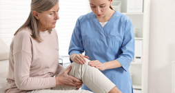 Lielā daļā gadījumu osteoartrītu spēj diagnosticēt ģimenes ārsts tikai pēc sarunas ar pacientu. Lielā daļā gadījumu osteoartrītu spēj diagnosticēt ģimenes ārsts tikai pēc sarunas ar pacientu.