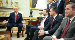 ASV prezidents Donalds Tramps, viceprezidents Džeimss Deivids Venss (otrais no kreisās), aizsardzības ministrs Pīts Hegsets un prezidenta padomnieks nacionālās drošības jautājumos Maiks Volcs. ASV prezidents Donalds Tramps, viceprezidents Džeimss Deivids Venss (otrais no kreisās), aizsardzības ministrs Pīts Hegsets un prezidenta padomnieks nacionālās drošības jautājumos Maiks Volcs.
