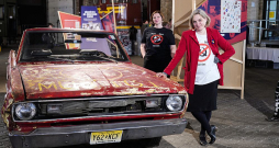 Marianna Auliciema kopā ar līdzkuratori Ievu Vītolu izstādes "Nyet, Nyet, Soviet!" atklāšanā 2023. gadā ar Jura Bļodnieka "Valiant" auto.