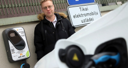 "Elektrum" Energoefektivitātes centra un elektromobilitātes eksperts Edgars Korsaks-Mills: "Statistika liecina, ka pašreiz puse no visām elektroauto uzlādēm notiek mājās, daļa spēkratu parasti tiek lādēta pie birojiem un darbavietām un daļa – publiskajās uzlādes stacijās, ieskaitot tirdzniecības centrus un izklaides vietas."