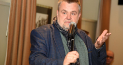 Latvijas Leļļu teātra režisors, leļļu un bērnu izrāžu veidotājs, dramaturgs un dziesmu tekstu autors Valdis Pavlovskis. Latvijas Leļļu teātra režisors, leļļu un bērnu izrāžu veidotājs, dramaturgs un dziesmu tekstu autors Valdis Pavlovskis.