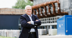 "EcoLead" izpilddirektors Kaspars Fogelmanis: "Ir bijis pat tā, ka vienā nedēļas nogalē par rūpnīcas darbu ir uzrakstītas vairākas vārds vārdā pilnīgi vienādas sūdzības ar dažādiem parakstiem. Pilnīgi noteikti varu teikt, ka VVD strādā profesionāļi, kas izvērtē reālo situāciju. Ja uz rūpnīcu vienā nedēļā atbrauc trīs dažādas pārbaudes, neko gan sliktu nekonstatējot, tas nenoliedzami ir papildu slogs visiem dienestiem." "EcoLead" izpilddirektors Kaspars Fogelmanis: "Ir bijis pat tā, ka vienā nedēļas nogalē par rūpnīcas darbu ir uzrakstītas vairākas vārds vārdā pilnīgi vienādas sūdzības ar dažādiem parakstiem. Pilnīgi noteikti varu teikt, ka VVD strādā profesionāļi, kas izvērtē reālo situāciju. Ja uz rūpnīcu vienā nedēļā atbrauc trīs dažādas pārbaudes, neko gan sliktu nekonstatējot, tas nenoliedzami ir papildu slogs visiem dienestiem."