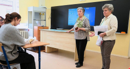 Antoņina Midega (no kreisās) un Lība Zukule Bebru pamatskolas skolēniem sta par 1949. gada 25. marta traģiskajiem notikumiem. Antoņina Midega (no kreisās) un Lība Zukule Bebru pamatskolas skolēniem sta par 1949. gada 25. marta traģiskajiem notikumiem.