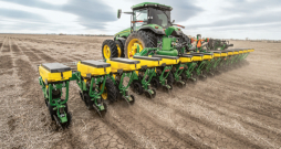 'John Deere MaxEmerge 5e' sējmašīna. 'John Deere MaxEmerge 5e' sējmašīna.