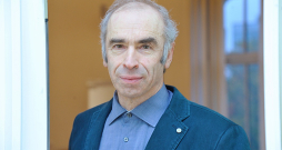 Mihails Hazans: “Finansiālam atbalstam būtu jābūt nozīmīgam, lai radītu vecākos pārliecību, ka viņi tiks galā arī pēc bērnu ienākšanas ģimenē. Nelielas naudas summas piesviešana neko nerisina, bet nopietni pasākumi ekonomiskā ziņā, kas veido būtisku procentu no ģimenes ienākumiem, var būt ar tālejošāku efektu.” Mihails Hazans: “Finansiālam atbalstam būtu jābūt nozīmīgam, lai radītu vecākos pārliecību, ka viņi tiks galā arī pēc bērnu ienākšanas ģimenē. Nelielas naudas summas piesviešana neko nerisina, bet nopietni pasākumi ekonomiskā ziņā, kas veido būtisku procentu no ģimenes ienākumiem, var būt ar tālejošāku efektu.”