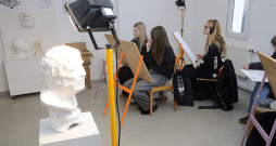 RMMT piedāvāja trīs programmas: interjera dizains, grafikas dizains un multimediju dizains. Studenti apguva krāsu teorijas pamatus, zīmēšanu, gleznošanu un datorgrafiku. RMMT piedāvāja trīs programmas: interjera dizains, grafikas dizains un multimediju dizains. Studenti apguva krāsu teorijas pamatus, zīmēšanu, gleznošanu un datorgrafiku.