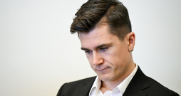 Norvēģis Jākobs Ingebrigsens šobrīd ir viena no lielākajām vieglatlētikas zvaigznēm pasaulē. Viņnedēļ viņš devās uz tiesu, lai sniegtu liecības pret savu tēvu, kuru viņš un vēl divi brāļi apsūdz vardarbībā. Norvēģis Jākobs Ingebrigsens šobrīd ir viena no lielākajām vieglatlētikas zvaigznēm pasaulē. Viņnedēļ viņš devās uz tiesu, lai sniegtu liecības pret savu tēvu, kuru viņš un vēl divi brāļi apsūdz vardarbībā.