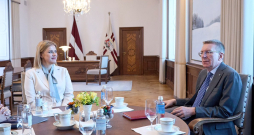 Valsts prezidents Edgars Rinkēvičs tiekas ar Ministru prezidenti Eviku Siliņu (JV).