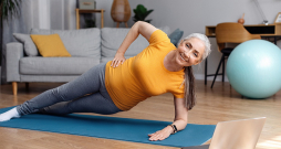 Sānu planks – vingrinājums vēdera sānu muskuļu, kāju un muguras nostiprināšanai. Sānu planks – vingrinājums vēdera sānu muskuļu, kāju un muguras nostiprināšanai.