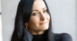 No Latvijas Nacionālā baleta vadošās solistes kļuvusi par horeogrāfi, viņa iejūtas abās lomās. Tā būs arī jaunākajā
Aivara Leimaņa baletā “Esmeralda”, kur Elzu Leimani redzēsim
titullomā un pirmoreiz arī tik vērienīga baleta līdzautores statusā.
