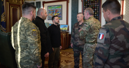 Lielbritānijas un Francijas ģenerālštābu priekšnieki vizītē Kijivā tikušies ar Zelenski. Lielbritānijas un Francijas ģenerālštābu priekšnieki vizītē Kijivā tikušies ar Zelenski.