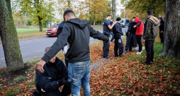 Vācijas Federālās policijas (Bundespolizei) darbinieki pārmeklē grupu migrantu pie Forstas, Austrumvācijā. Vācijas Federālās policijas (Bundespolizei) darbinieki pārmeklē grupu migrantu pie Forstas, Austrumvācijā.