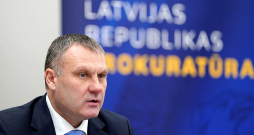 Ģenerālprokurors Juris Stukāns 5. martā preses konferencē teica, ka citās valstīs automašīnā šoferim "blakus esošas personas tiek sodītas par to, ka tās pieļauj braukšanu reibumā". Taču "Latvijas Avīzei" neizdevās gūt apstiprinājumu, ka kādā valstī šāda norma darbotos. Un arī prokuratūras pārstāvji pēc lūguma konkretizēt, kurā valstī tad ir šāds likums, nevarēja uzrādīt šādus datus. Ģenerālprokurors Juris Stukāns 5. martā preses konferencē teica, ka citās valstīs automašīnā šoferim "blakus esošas personas tiek sodītas par to, ka tās pieļauj braukšanu reibumā". Taču "Latvijas Avīzei" neizdevās gūt apstiprinājumu, ka kādā valstī šāda norma darbotos. Un arī prokuratūras pārstāvji pēc lūguma konkretizēt, kurā valstī tad ir šāds likums, nevarēja uzrādīt šādus datus.