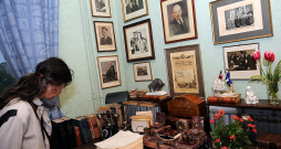 Andreja Upīša darba kabinets viņa memoriālajā muzejā Rīgā. Memoriālo muzeju apvienības direktore Rita Meinerte uzsver, ka Latvijā nav neviena cita muzeja, kurā tik nepastarpināti būtu redzama padomju elites dzīves telpa. Andreja Upīša darba kabinets viņa memoriālajā muzejā Rīgā. Memoriālo muzeju apvienības direktore Rita Meinerte uzsver, ka Latvijā nav neviena cita muzeja, kurā tik nepastarpināti būtu redzama padomju elites dzīves telpa.