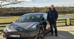 Artūrs Paulauskis pie ģimenes jaunā elektromobiļa.