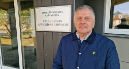 "Tā kā lielākā daļa novada iedzīvotāju, kuri dzīvo divu kilometru rādiusa no vietas, kurā iecerēts būvēt vēja elektrostaciju, nevēlas to redzēt sava īpašuma tuvumā, arī pašvaldība ir nostājusies iedzīvotāju pusē. Par kompensācijām neesam pat vēl domājuši, jo negribam dalīt lāčādu, kamēr vēl lācis ir mežā," saka Limbažu novada Salacgrīvas apvienotās pārvaldes vadītājs Andris Zunde.