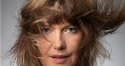 Elīna Vāne: "Mūsu ir tik maz, bet mums ir sava valoda, tā ir ārkārtīgi liela vērtība. Pēc 1991. gada likās, ka brīvība būs uz visiem laikiem, bet izrādās, nē, varbūtība, ka tā var pazust jebkurā brīdī, ir ārkārtīgi liela." Elīna Vāne: "Mūsu ir tik maz, bet mums ir sava valoda, tā ir ārkārtīgi liela vērtība. Pēc 1991. gada likās, ka brīvība būs uz visiem laikiem, bet izrādās, nē, varbūtība, ka tā var pazust jebkurā brīdī, ir ārkārtīgi liela."