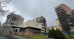 Sabombardētais bijušās Dienvidslāvijas armijas Ģenerālštābs atrodas Belgradas centrā blakus valdības ēkai, Valsts bankai un vairākām ministrijām.