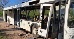 Drons trāpījis autobusam ar kāda uzņēmuma darbiniekiem. Drons trāpījis autobusam ar kāda uzņēmuma darbiniekiem.