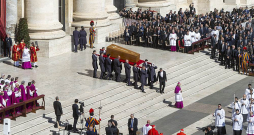 Pāvesta Franciska zārks tiek iznests no Svētā Pētera bazilikas, pie kuras sestdien bija pulcējušies ap 250 000 sērotāju. Pāvesta Franciska zārks tiek iznests no Svētā Pētera bazilikas, pie kuras sestdien bija pulcējušies ap 250 000 sērotāju.