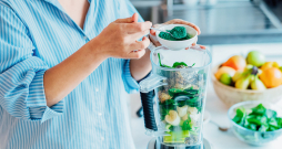 Svaiga spirulīna ir krēmveida masa bez izteiktas garšas un smaržas. Lai tā būtu garšīgāka, tiek pievienotas gan sulas, gan cidoniju, dzērveņu un citu augļu sīrupu.