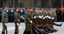Krievijas pilsētā Sanktpēterburgā karavīri gatavojas Uzvaras dienas parādei, kas notiks 9. maijā. Krievijas propaganda šajās dienās strādās pastiprinātā režīmā, lai mobilizētu sabiedrības atbalstu kara turpināšanai Ukrainā. Krievijas pilsētā Sanktpēterburgā karavīri gatavojas Uzvaras dienas parādei, kas notiks 9. maijā. Krievijas propaganda šajās dienās strādās pastiprinātā režīmā, lai mobilizētu sabiedrības atbalstu kara turpināšanai Ukrainā.