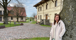 Iveta Burkāne ar vīra Āra atbalstu Mazmežotnes muižas apbūvi no grausta atjaunojusi par izcilu viesnīcu ar SPA, plašām saietu telpām un krāšņu dārzu. Iveta Burkāne ar vīra Āra atbalstu Mazmežotnes muižas apbūvi no grausta atjaunojusi par izcilu viesnīcu ar SPA, plašām saietu telpām un krāšņu dārzu.