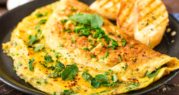 Omlete ar skābenēm, spinātiem un sieru.