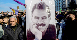 Kurdu demonstranti februārī Turcijas pilsētā Dijarbakirā ar plakātu, kurā attēlots Kurdistānas Strādnieku partijas dibinātājs Abdulla Edžalans.