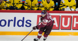 Latvijas hokeja izlases spēlētājs Rūdolfs Balcers pasaules hokeja čempionāta spēlē starp Latvijas un Zviedrijas valstsvienībām ''Avicii'' arēnā.