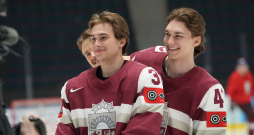 Latvijas hokeja valstsvienības spēlētāji Martins Laviņš (no kreisās) Anrī Ravinskis pēc oficiālās fotografēšanās pasaules hokeja čempionātā ''Hovet'' arēnā.