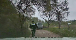 Nekas neliecināja, ka vadītājs plāno apstāties, tāpēc policijas darbinieki pieņēma lēmumu skriet pakaļ automašīnai, lai iekļūtu auto salonā un apturētu to. Nekas neliecināja, ka vadītājs plāno apstāties, tāpēc policijas darbinieki pieņēma lēmumu skriet pakaļ automašīnai, lai iekļūtu auto salonā un apturētu to.