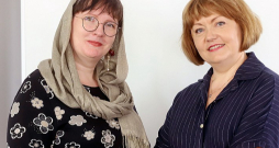 Marika Bērtule (no labās) un Baiba Gercāne uzskata – abām tik labi izdodas literārais kopdarbs, jo viņas nejaucas viena otras uzrakstītajā. Marika Bērtule (no labās) un Baiba Gercāne uzskata – abām tik labi izdodas literārais kopdarbs, jo viņas nejaucas viena otras uzrakstītajā.