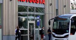 Pasažieru pārvadātāji zvana trauksmes zvanus: ja nenotiks nekavējošas izmaiņas finansēšanas sistēmā, reģionālo autobusu pārvadājumu pieejamība iedzīvotājiem varētu vēl būtiski pasliktināties. Pasažieru pārvadātāji zvana trauksmes zvanus: ja nenotiks nekavējošas izmaiņas finansēšanas sistēmā, reģionālo autobusu pārvadājumu pieejamība iedzīvotājiem varētu vēl būtiski pasliktināties.