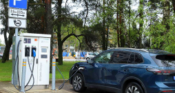 "E-mobi" stacijās, atšķirībā no citām, jāmaksā nevis par patērētājām kWh, bet par uzlādei pavadīto laiku. Tas mudina autovadītāju ātrāk uzlādēt bateriju un dod vietu citam. "E-mobi" stacijās, atšķirībā no citām, jāmaksā nevis par patērētājām kWh, bet par uzlādei pavadīto laiku. Tas mudina autovadītāju ātrāk uzlādēt bateriju un dod vietu citam.