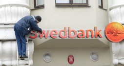 Ar grozījumiem Kredītiestāžu likumā lielākajām komercbankām izvirzītas jaunas prasības arī uz filiālēm Latvijas reģionos. Bankām dots laiks līdz 2026. gada 1. janvārim sagatavoties pilnīgai visu prasību izpildei. Taču neesot gaidāms, ka katrā mazpilsētā būs pastāvīga bankas filiāle, kas strādās piecas dienas nedēļā.
