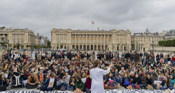 Protesta akcija pret asistētās pašnāvības likumprojektu Konkordijas laukumā Parīzē 27. maijā. Protesta akcija pret asistētās pašnāvības likumprojektu Konkordijas laukumā Parīzē 27. maijā.