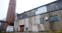 "Liepājas metalurga" adresē Brīvības ielā 93 reģistrētie SIA "Liepājas metalurgs" un SIA "Liepājas Steelworks", kur atrodas velmētava, turpina bezdarbību. "Liepājas metalurga" adresē Brīvības ielā 93 reģistrētie SIA "Liepājas metalurgs" un SIA "Liepājas Steelworks", kur atrodas velmētava, turpina bezdarbību.