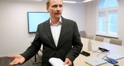 Sabiedrisko elektronisko plašsaziņas līdzekļu padomes (SEPLP) priekšsēdētājs Jānis Siksnis. Sabiedrisko elektronisko plašsaziņas līdzekļu padomes (SEPLP) priekšsēdētājs Jānis Siksnis.