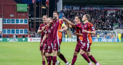 Antonijs Černomordijs (vidū) saņem komandas biedru apsveikumu par gūtajiem vārtiem spēlē pret Albāniju. Tie kapteinim ir otrie izlases rindās, pirmie bija 2020. gadā pret Andoru. Nākamā spēle kvalifikācijas ciklā septembrī mājās pret Serbiju viņam būs jāizlaiž divu nopelnīto brīdinājumu dēļ.