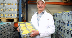 "Jaunpils pienotavas" rūpnīcas vadītājs Viesturs Krilovs stāsta, ka šogad Jāņu siera ražošanas apjomi ir palielinājušies par vairākām tonnām. "Jaunpils pienotavas" rūpnīcas vadītājs Viesturs Krilovs stāsta, ka šogad Jāņu siera ražošanas apjomi ir palielinājušies par vairākām tonnām.