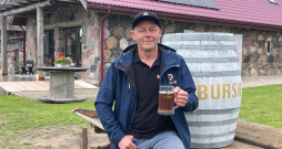 "Bursh” saimnieks Dainis Līvs atgādina, ka alus ir baudīšanai, nevis
dzeršanai!