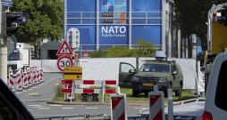 Hāgā pirms nākamnedēļ gaidāmā NATO samita liela uzmanība tiek pievērsta drošības pasākumiem. Par samita mierīgu norisi gādās 27 000 policistu, kas ir puse no visiem Nīderlandes likumsargiem. Hāgā pirms nākamnedēļ gaidāmā NATO samita liela uzmanība tiek pievērsta drošības pasākumiem. Par samita mierīgu norisi gādās 27 000 policistu, kas ir puse no visiem Nīderlandes likumsargiem.