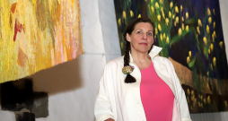 Iveta Vecenāne: "Savos darbos cenšos pievērst uzmanību mazajam, ikdienišķajam, it kā nesvarīgajam, bet arī tas ir kosmosa sastāvdaļa." Fonā – darbs "Naktssveces".