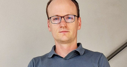 Kārlis Baltputnis, RTU Industriālās elektronikas, elektrotehnikas un enerģētikas institūta vadošais pētnieks: "Tiek lēsts, ka no nākamā gada RTU un "Augstsprieguma tīkla" kopīgi izstrādātā bateriju sistēma sniegs iespēju Latvijā samazināt balansēšanas jaudas uzturēšanas izmaksas par aptuveni 20 miljoniem eiro gadā." Kārlis Baltputnis, RTU Industriālās elektronikas, elektrotehnikas un enerģētikas institūta vadošais pētnieks: "Tiek lēsts, ka no nākamā gada RTU un "Augstsprieguma tīkla" kopīgi izstrādātā bateriju sistēma sniegs iespēju Latvijā samazināt balansēšanas jaudas uzturēšanas izmaksas par aptuveni 20 miljoniem eiro gadā."