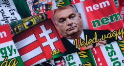 Ungārijas premjerministra Viktora Orbāna partija "Fidesz" ir guvusi stabilu sabiedrības atbalstu un vairākkārt uzvarējusi vēlēšanās. Ungārijas premjerministra Viktora Orbāna partija "Fidesz" ir guvusi stabilu sabiedrības atbalstu un vairākkārt uzvarējusi vēlēšanās.