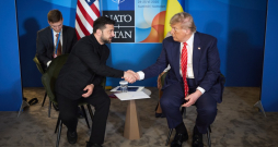 Volodimirs Zelenskis un Donalds Tramps Hāgā. 