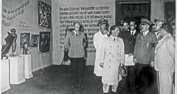Hitlers Deģeneratīvās mākslas izstādē Minhenē. No Hitlera pa labi – profesors Cīglers un Heinrihs Hofmans, pa kreisi Haušs, Gebelss u. c. 1937. gada 19. jūlijs.