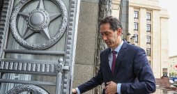 Azerbaidžānas vēstnieks Rahmans Mustafajevs otrdien ierodas uz sarunām Krievijas Ārlietu ministrijā. Pēdējās dienās abu valstu attiecībās valda saspīlējums. Azerbaidžānas vēstnieks Rahmans Mustafajevs otrdien ierodas uz sarunām Krievijas Ārlietu ministrijā. Pēdējās dienās abu valstu attiecībās valda saspīlējums.