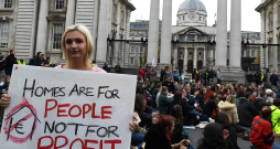 Īrijas galvaspilsētā Dublinā iedzīvotāji protestē pret mājokļu nepieejamību. Plakāts vēsta: “Mājas ir cilvēkiem, nevis peļņai!” Īrija ir viena no Eiropas valstīm, kur pēdējo desmit
gadu laikā strauji augušas mājokļu cenas.